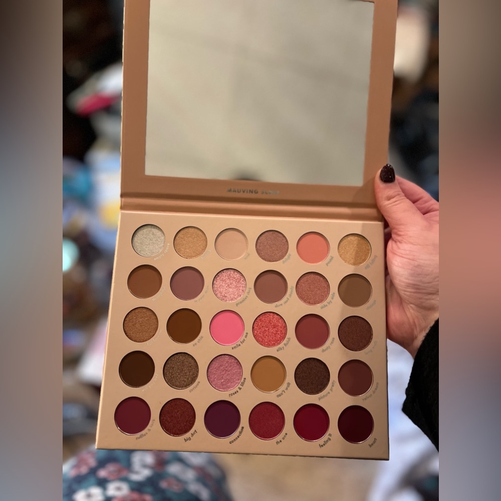 Kara Dino eyeshadow pallet